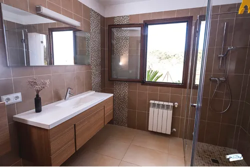 Baños de estilo moderno como la casa de alquiler de ibiza